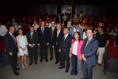 Autoridades asistentes a la clausura. 