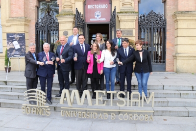 Foto de familia de autoridades que han asistido a la presentacin en el Rectorado de la XXXV Cata del vino Montilla-Moriles