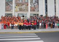 Foto de familia de las promociones de Turismo y RR. LL.