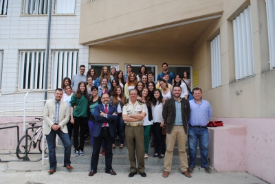 El coronel Milln Cruz y el decano Librado Carrasco ( a su izq. en la imagen) con profesores y alumnos de la asignatura