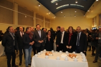 El rector en el centro, junto a miembros del equipo de gobierno durante la degustacin del roscn