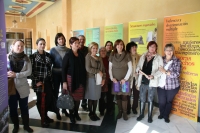 En el centro, Carmen Galn y Mercedes Bermdez, con organizadores de la muestra y participantes en el taller posterior a la inauguracin de la exposicin.