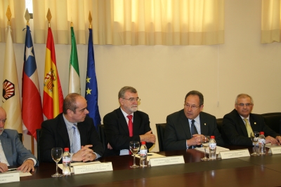 Los rectores Roldn y Lavanchy ( en el centro) en el acto de firma del convenio