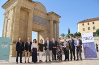 Foto de familia de autoridades asistentes a la presentacin del Congreso