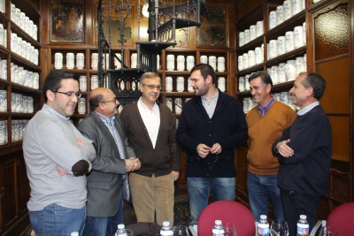 Participantes en el acto en la Botica de la Facultad