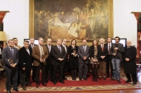 Los premiados con miembros del Foro y autoridades universitarias