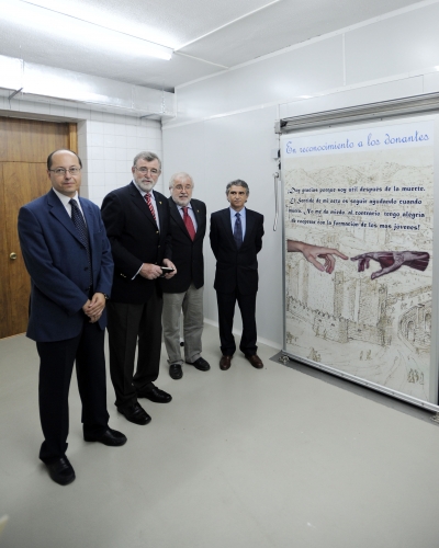 De izq. a dcha. Antonio Cubero Atienza, Jose Manuel Roldn Nogueras, Rafael Solana Lara y  Pea Amaro junto al panel de Reconocimiento a los donantes.