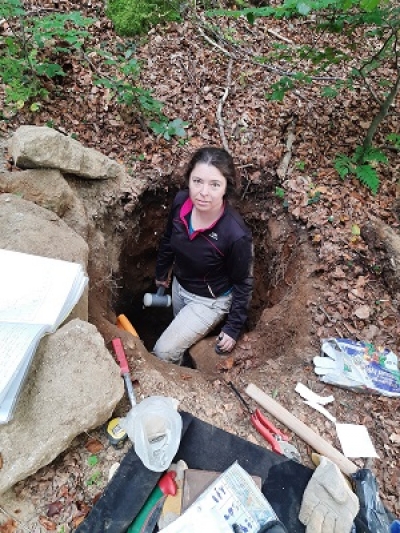 La investigadora autora del estudio, Andrea Román, en Zofin (área de estudio en República Checa)