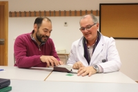 Los investigadores Guillermo Guerrro Vaca y Pablo Romero manipulan un rugosmetro.
