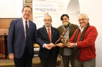 De izquierda a derecha, el catedrtico Desiderio Vaquerizo; el decano de la Filosofa y Letras, Eulalio Fernndez; el escultor Jos Manuel Belmonte y Manuel Castillejos, sujetan el premio Ssifo.