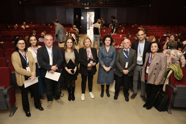 De izquierda a derecha: M.ª del Mar Malagón Poyato, presidenta del Comité Organizador, Rocío Guzman Ruiz, miembro del comité organizador, Raúl M. Luque Huertas, co-presidente del Comité Organizador, María José Polo Gómez, vicerrectora de Política Científica de la UCO, Rosa M.ª Sainz Menéndez, presidenta de la Sociedad Española de Biología Celular, M.ª Paz Aguilar Caballos, decana de la Facultad de Ciencias, Francisco Sánchez Madrid, catedrático de Inmunología de la Universidad Autónoma de Madrid, Manuel D. Gahete Ortiz, y M.ª Isabel Burón Romero, directora del Departamento de Biología Celular, Fisiología e Inmunología de la UCO.