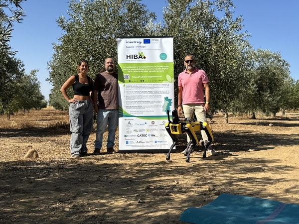 El equipo investigador junto al robot